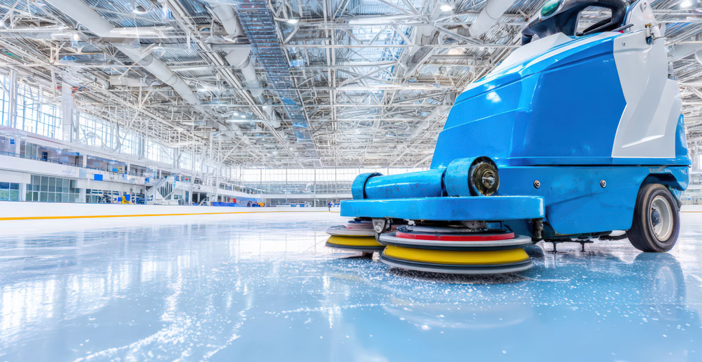 Brossage quotidien d'une patinoire synthétique avec une brosse à poils souples.